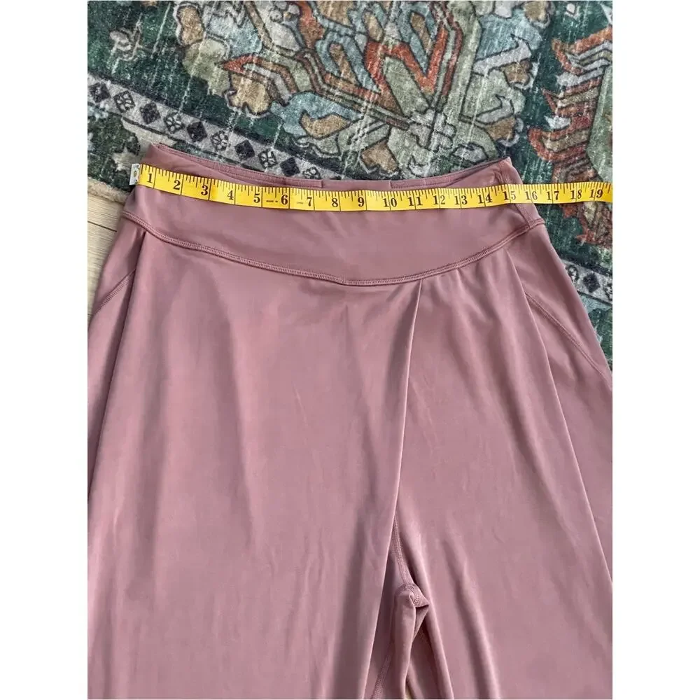 Lululemon size 8 white womans cropped trousers pants